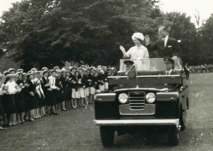 QUEEN AND DOFE IN LAND ROVER (1)